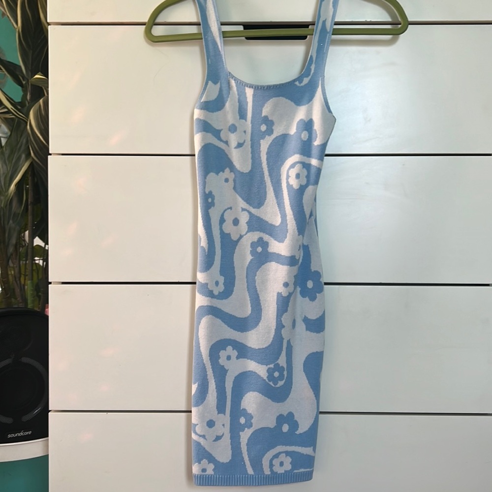 Hollister, white light blue floral, dress size extra, small light wear